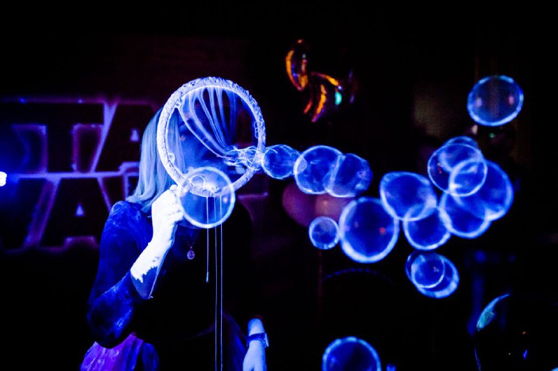 Шоу неоновых мыльных пузырей