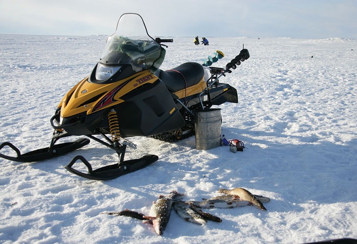 зимняя рыбалка на снегоходах