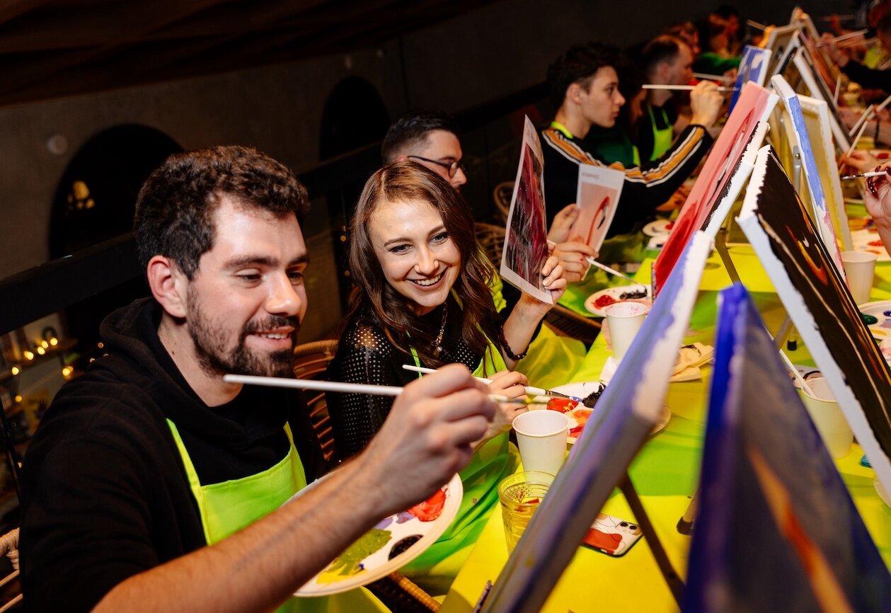 Арт вечеринка для корпоратива: креативный тимбилдинг с вином и рисованием